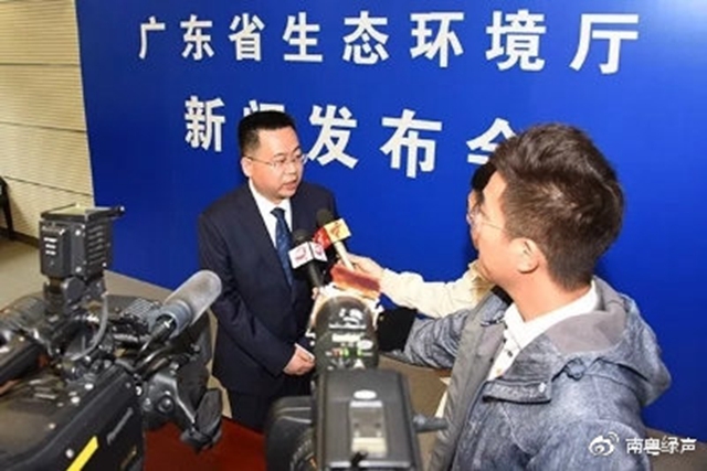 ▲省生態(tài)環(huán)境廳黨組成員、副廳長陳金鑾接受記者采訪
