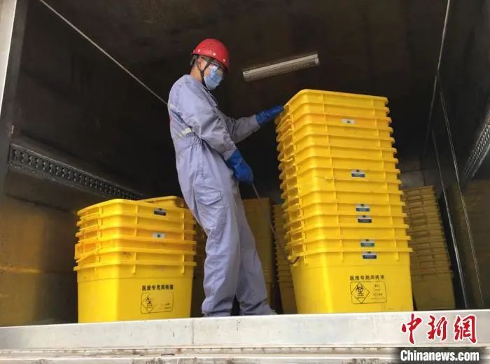 圖為危廢處置中心運(yùn)輸部蘇懷國(guó)整理周轉(zhuǎn)空箱,為次日工作做準(zhǔn)備。 張婧 攝